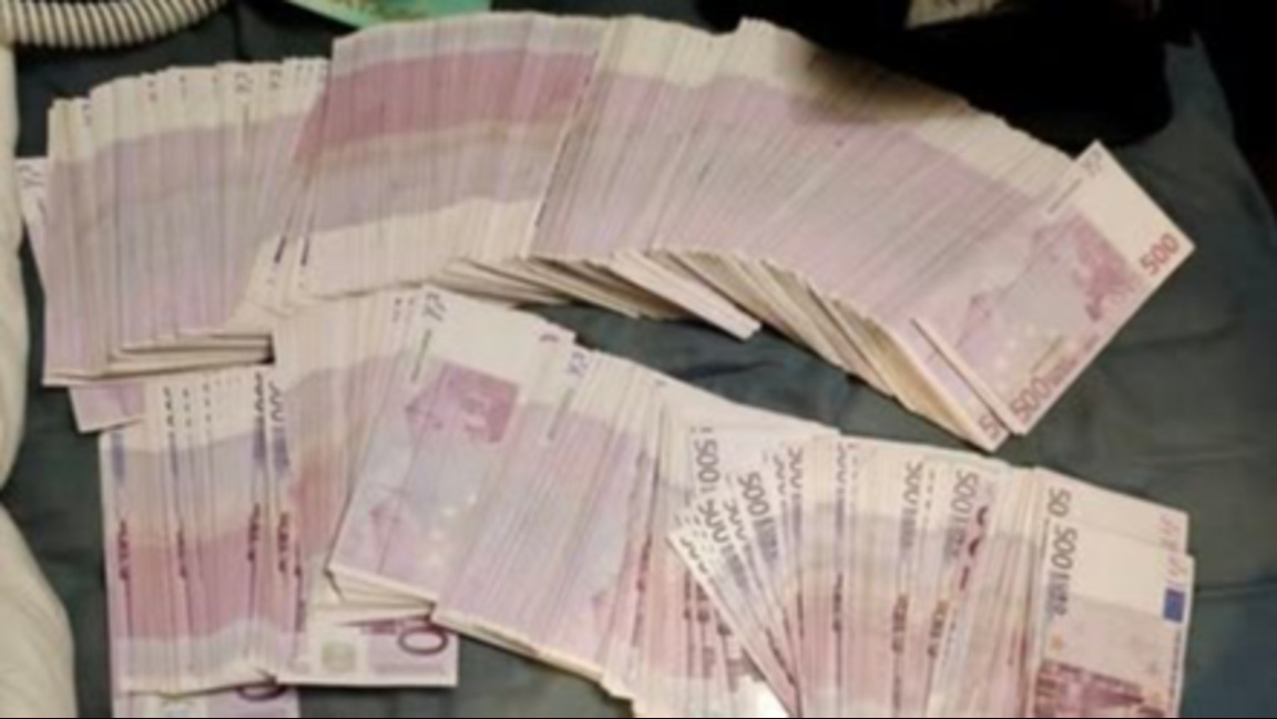 Задържаха близо 600 000 евро и 70 кг наркотици и боеприпаси. Има арестувани