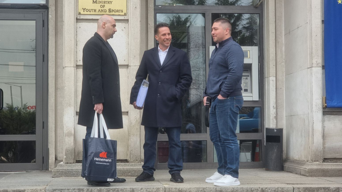 Адвокат Трендафилов (в средата) внесе искането.