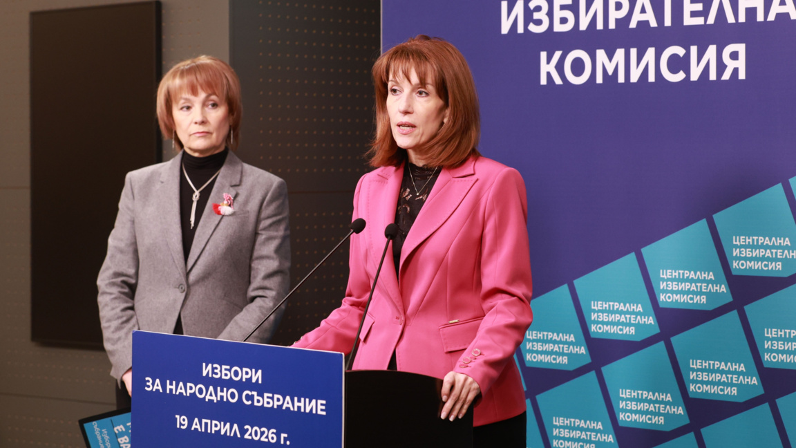 La portavoz de la CEC, Rositsa Mateva (izquierda), y la presidenta de la CEC, Kamelia Neykova.