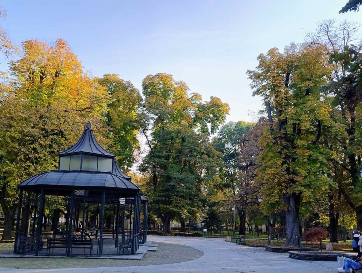 Слънчево, с температура в София около 16°