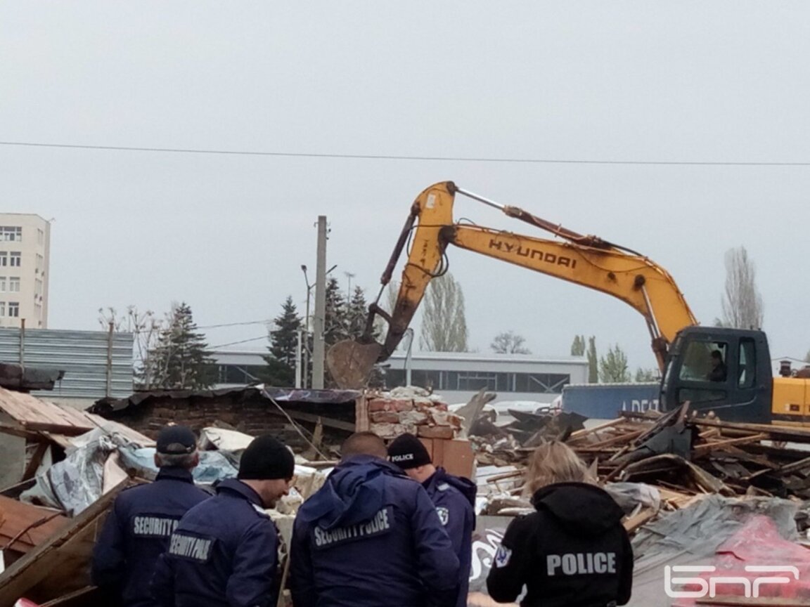 Кризата в "Захарна фабрика": Човешки съдби насред разрушени домове