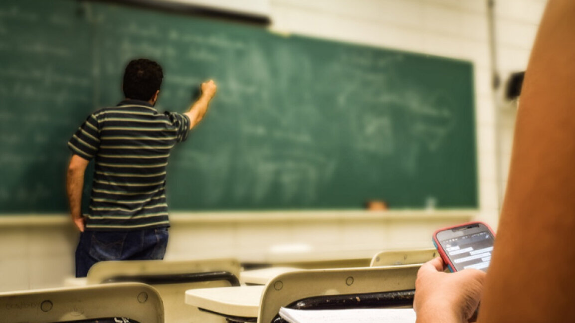 Kırcali “Otets Paisiy” Lisesi’nde cep telefonu yasağı