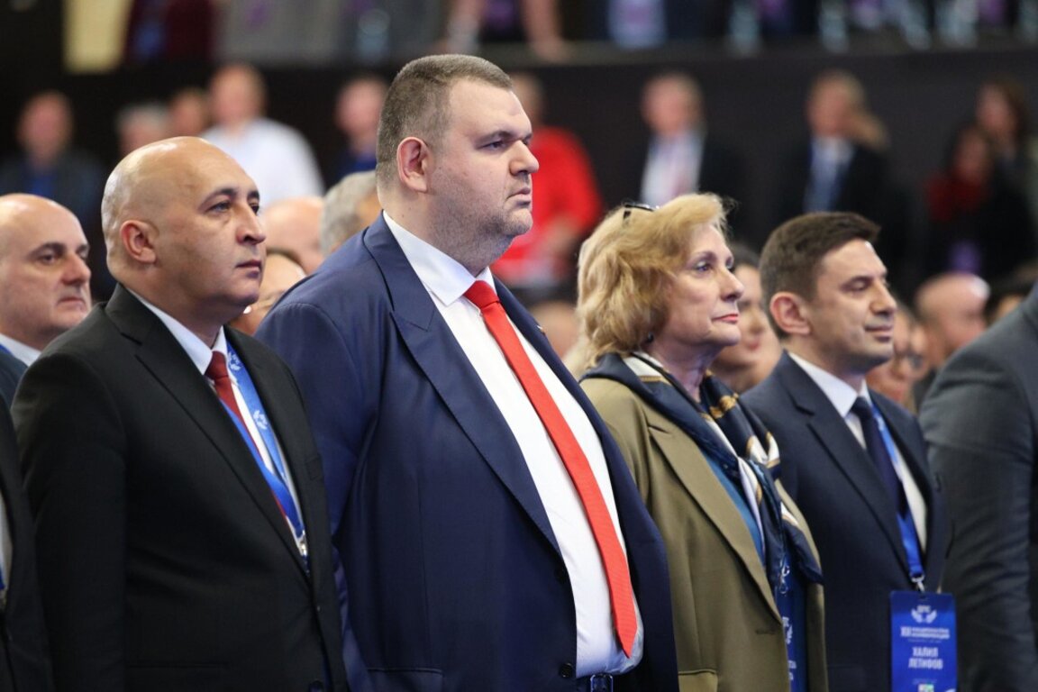 Кметът на Кърджали Ерол Мюмюн (вляво) и председателят на "ДПС - Ново начало" Делян Пеевски