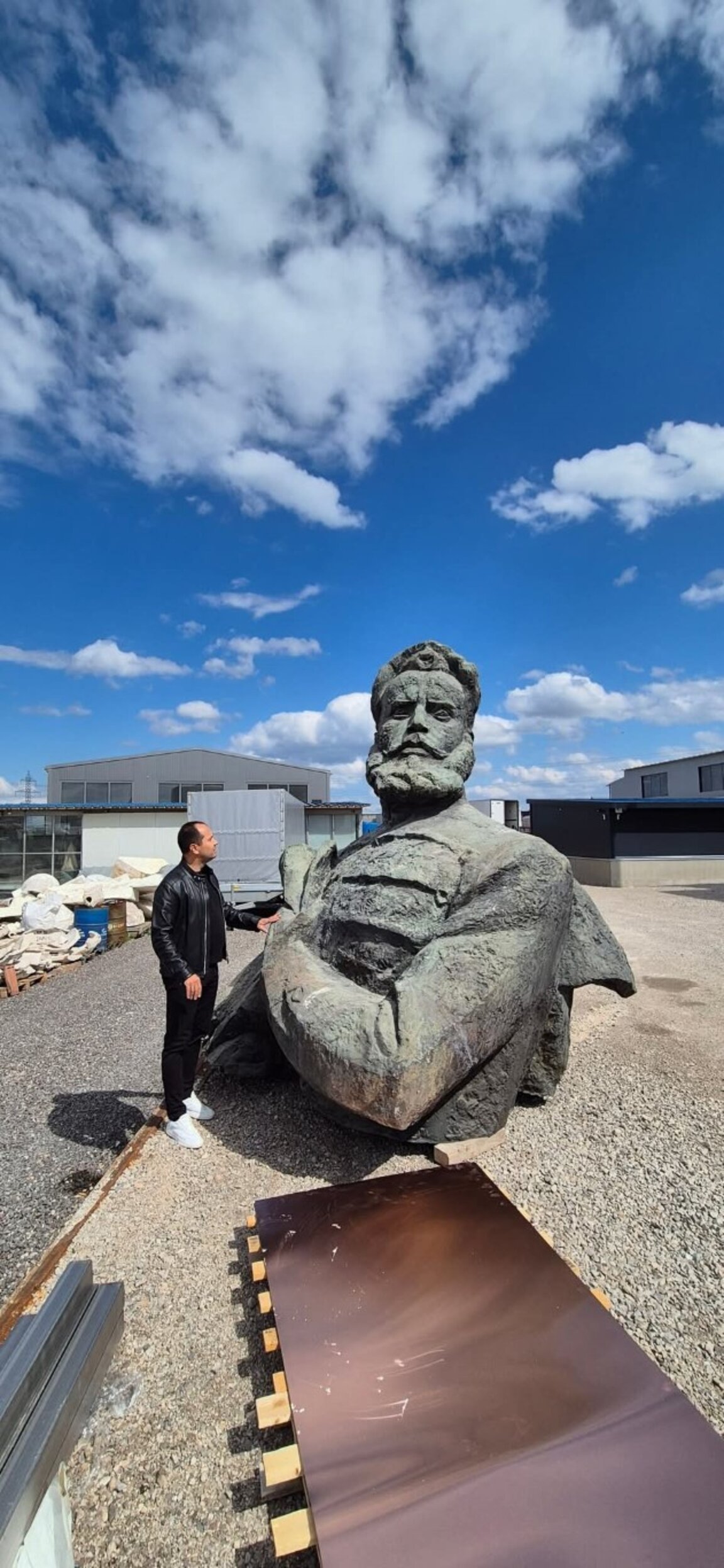 Кметът на община Враца Калин Каменов провери как протича ремонтът на паметника на Христо Ботев.