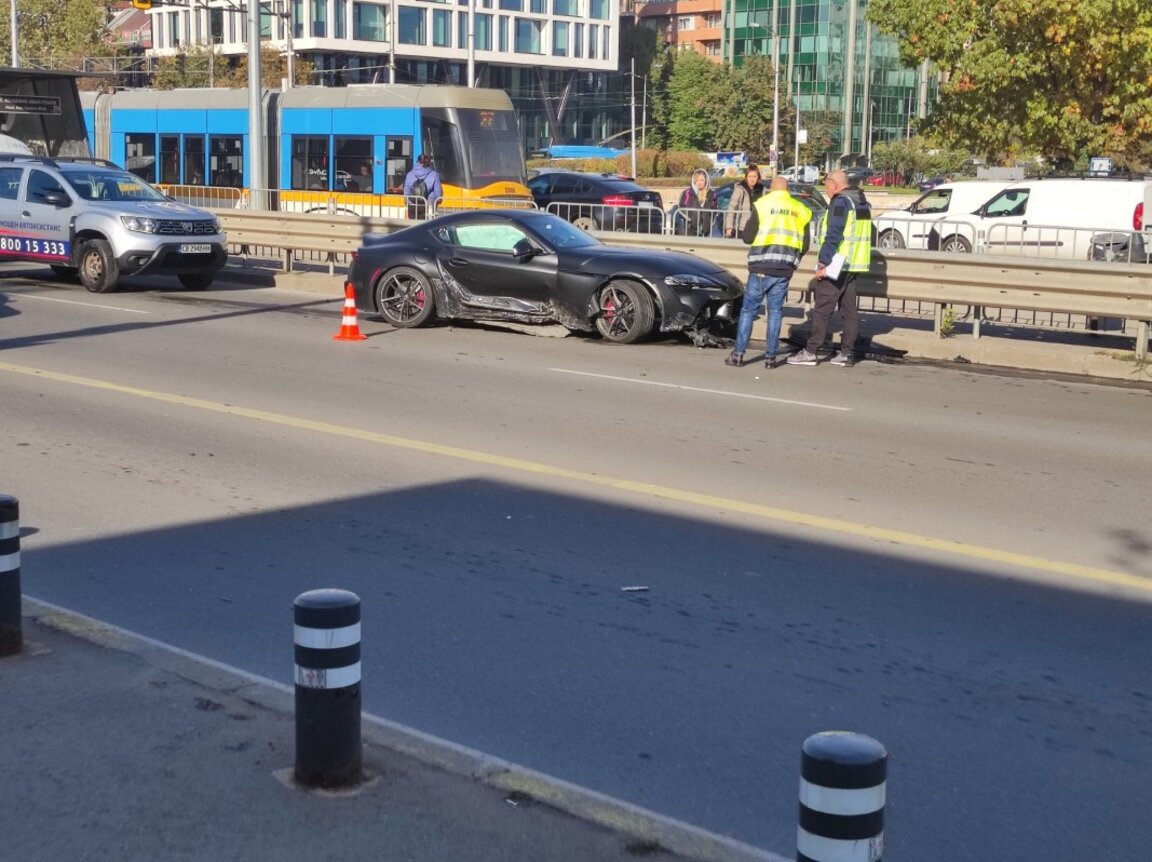 Тежка катастрофа на столичния бул. "България": Кола се вряза в спирка