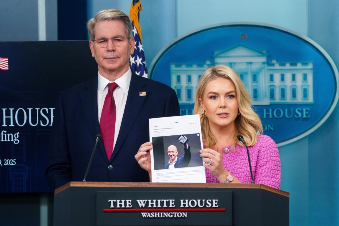 Прессекретарят на Бели дом Карълайн Левит показва снимка на Джеф Безос от Amazon