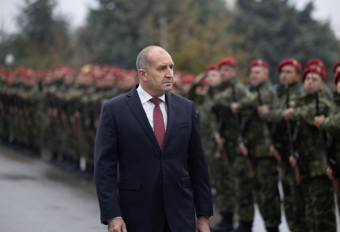 Rumen Radev a retrimis spre reexaminare în Parlament Legea apărării și a forțelor armate