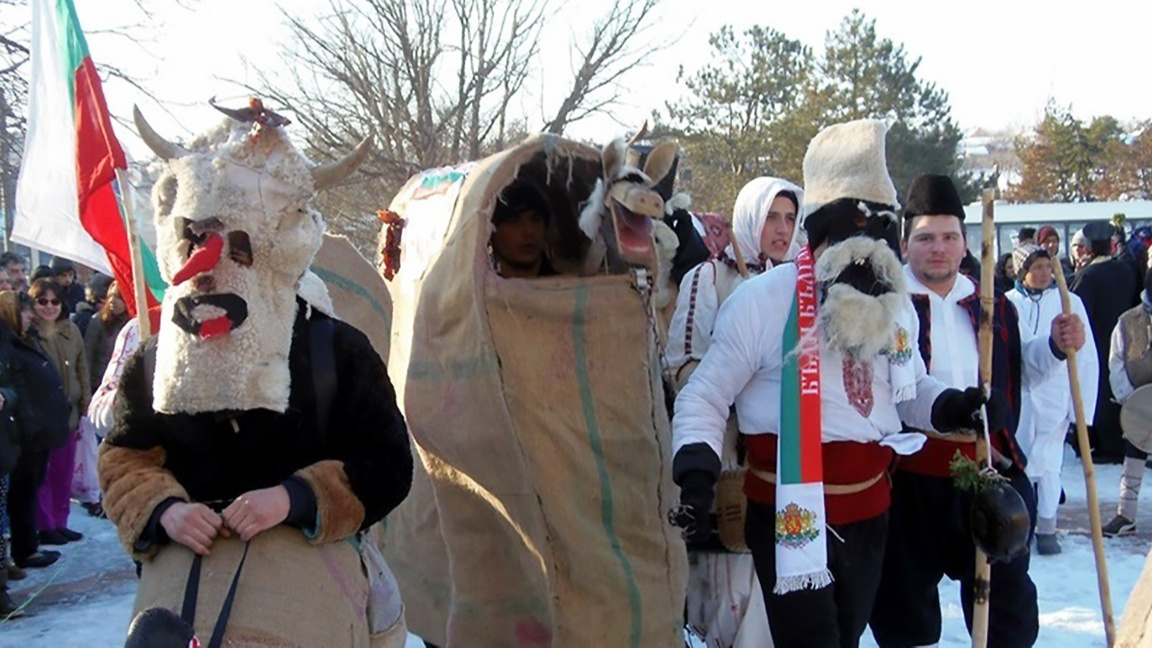 Altertümliches Kukeri-Ritual in Trastenik sorgt für Stimmung im Januar 
