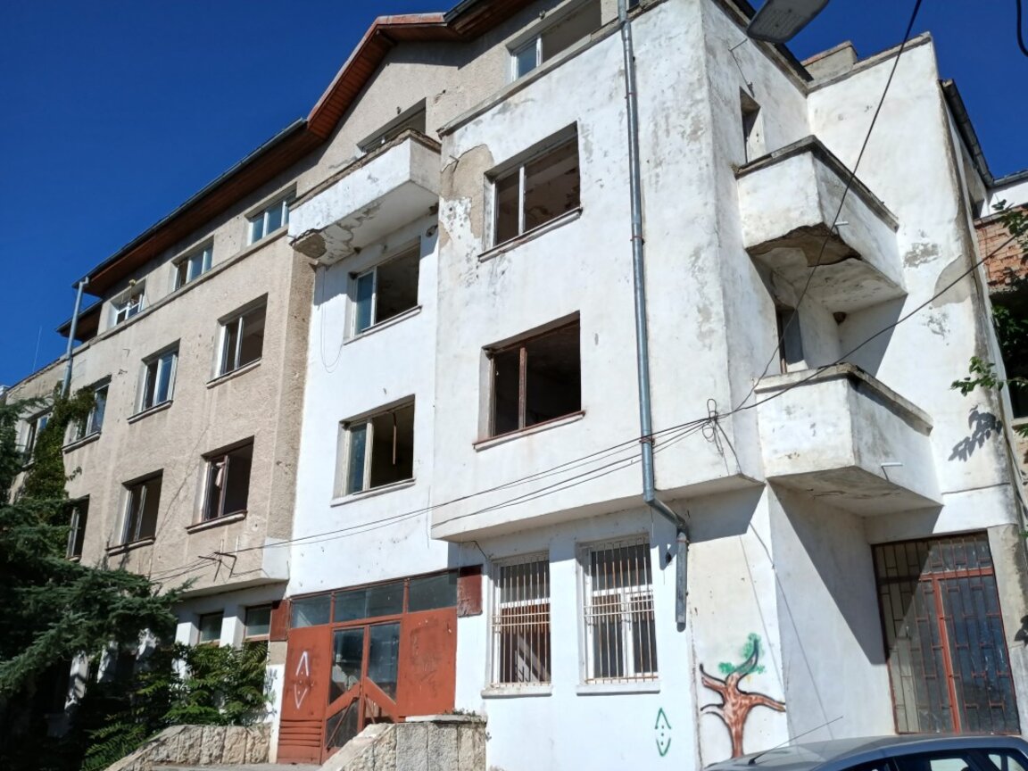 На снимката е опасната сграда на стария съд, строена 1968 година. Според подадените оферти от  специализирани фирми по-рано събарянето и би струвало около 60 хиляди лева.