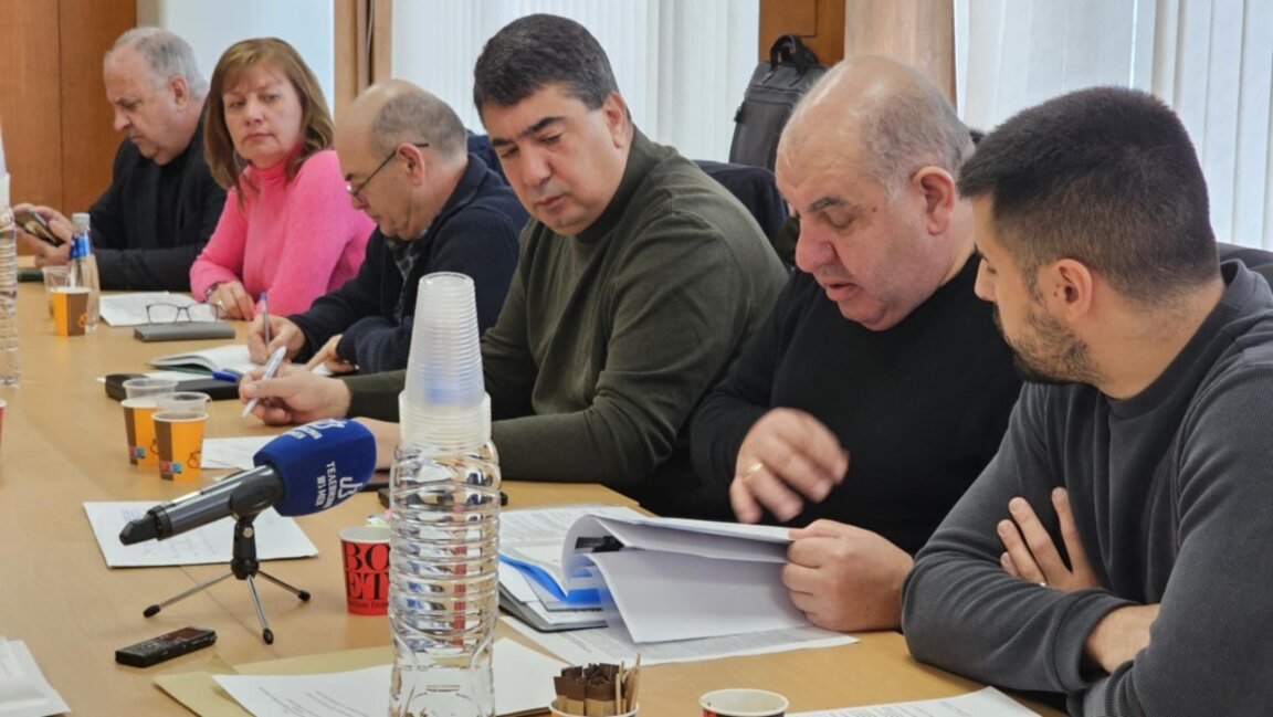 Двама в битка за обществен посредник