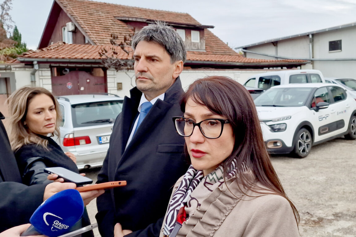 Директорът на СДВР гл. ком. Любомир Николов и зам. градският прокурор Десислава Петрова (вдясно) дадоха брифинг по случая - 4 ноември 2025 г.