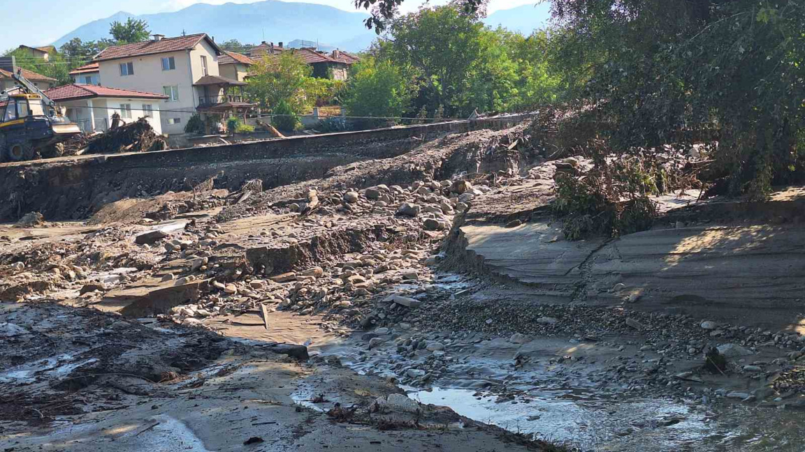 В община Струмяни разчистват тежките поражения от водното бедствие