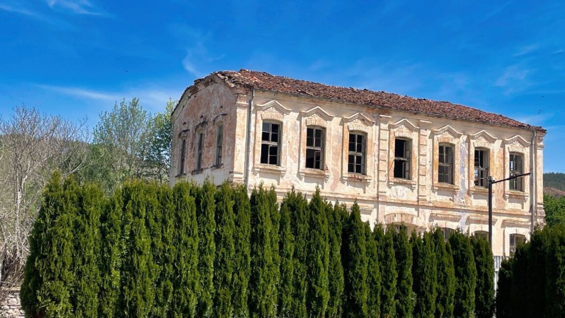 Tulla, baltë dhe nostalgji – fshati Mandricë dhe shtëpitë e tij të jashtëzakonshme