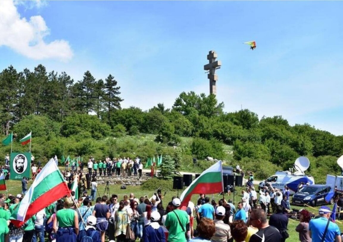 Отдаваме почит към Ботев и загиналите за свободата и независимостта на България