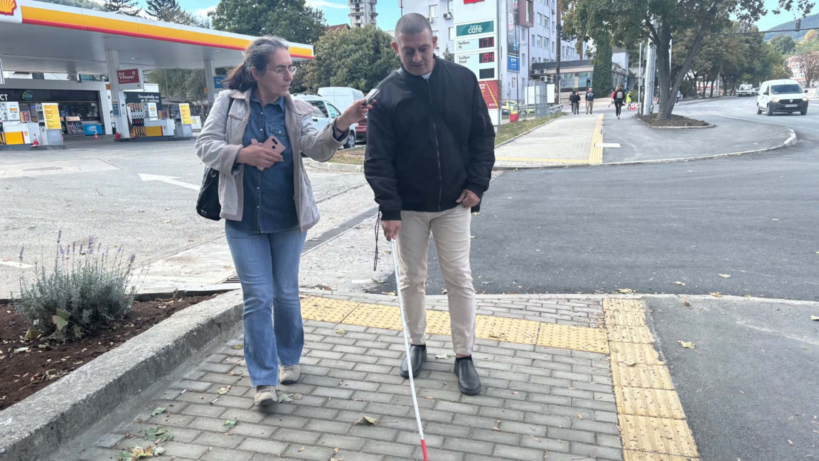 За какво служат жълтите плочки в Шумен?