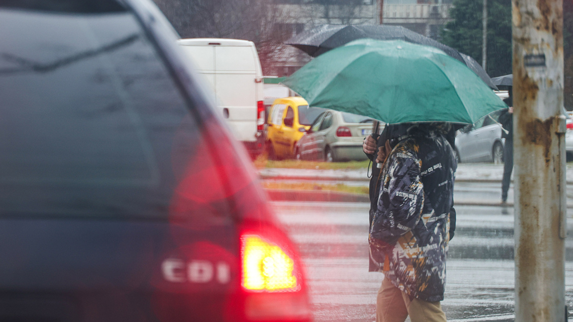 Un cod galben pentru precipitații periculoase în unele regiuni din nord și sud