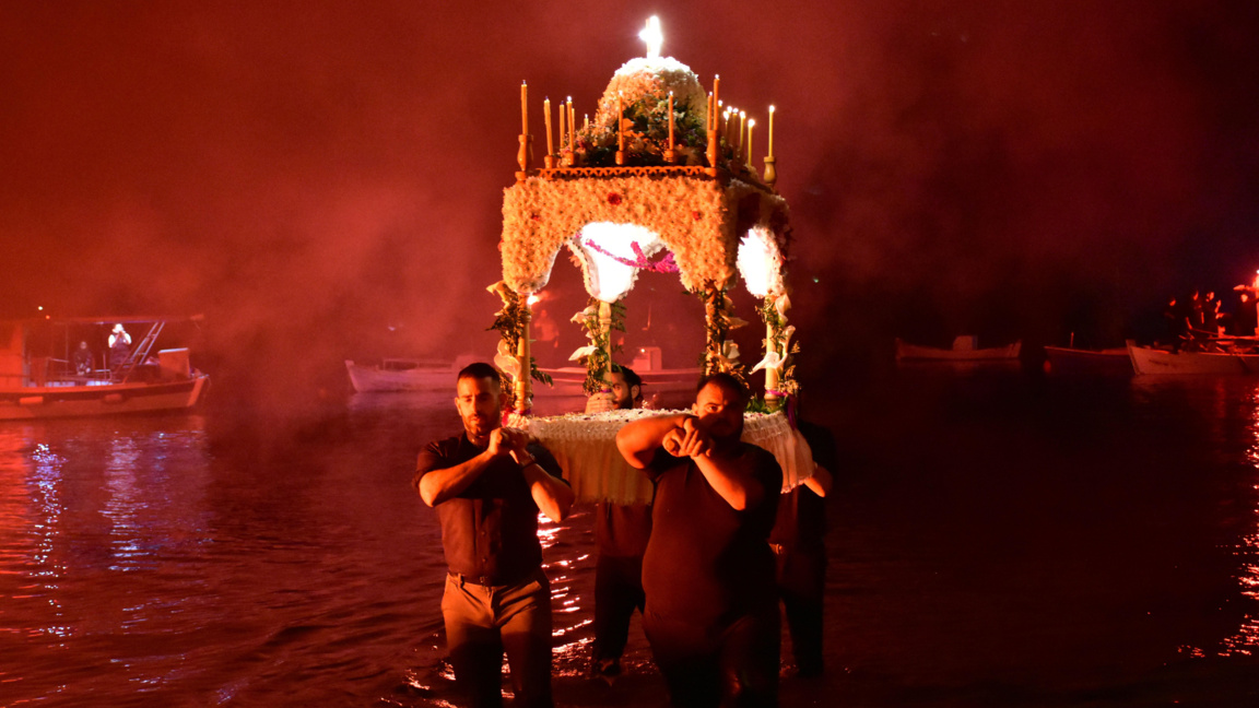 Камбанен звън, фойерверки и шествия за празника в Гърция