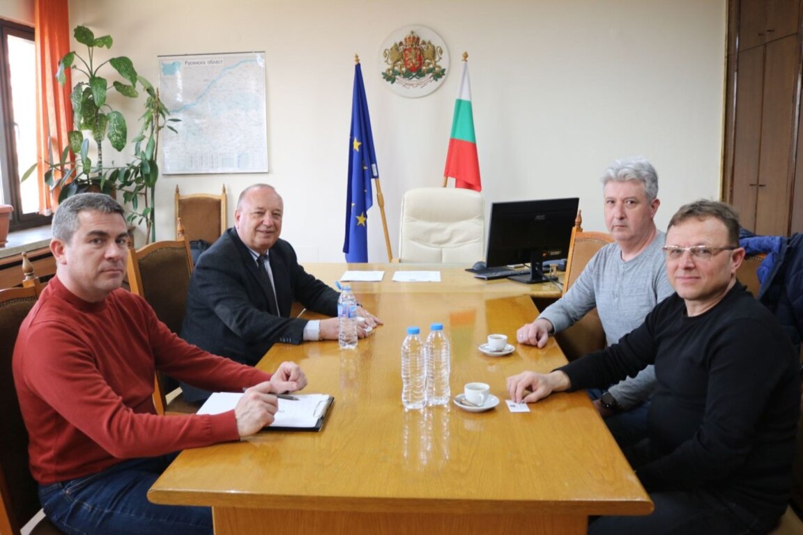 Премахват опасни дървета