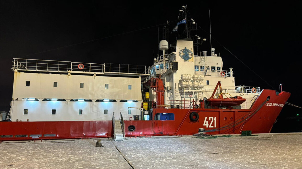 Descendientes de búlgaros en Argentina reciben al barco de investigación antártica