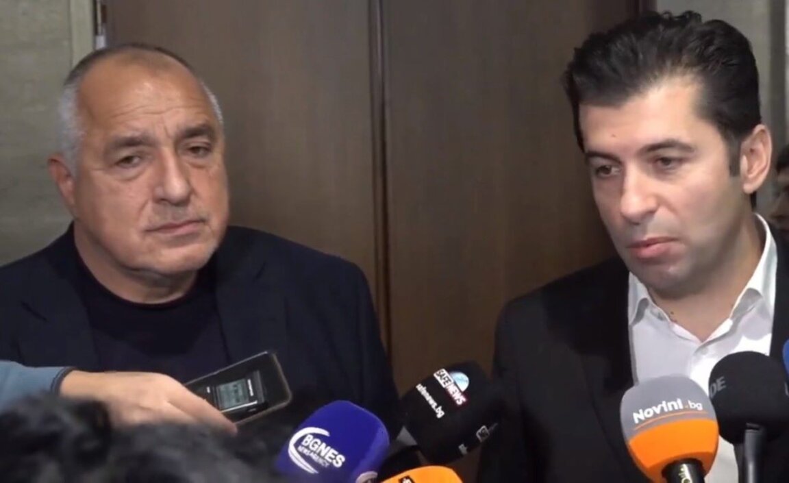 Лидерът на ГЕРБ Бойко Борисов (вляво) и съпредседателят на парламентарната група на ПП-ДБ Кирил Петков дадоха съвместно изявление в Народното събрание