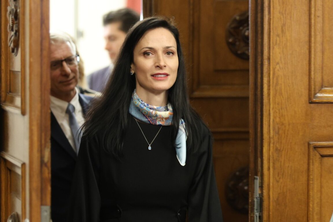 Мария Габриел се отказва от кандидатурата си на министър-председател