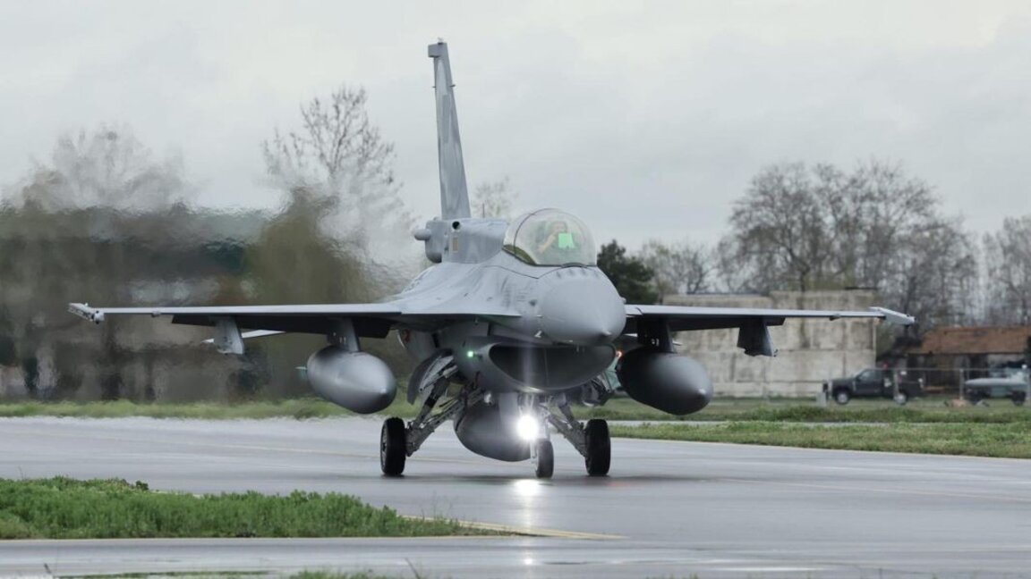 Bulgarian pilots continue F-16 training flights at the Graf Ignatievo Air Base