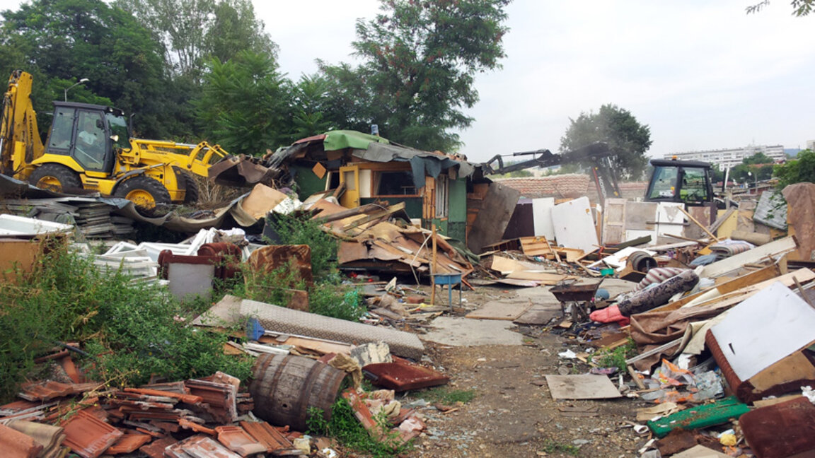 Къде са ромите от съборените постройки на гетото в "Захарна фабрика"?