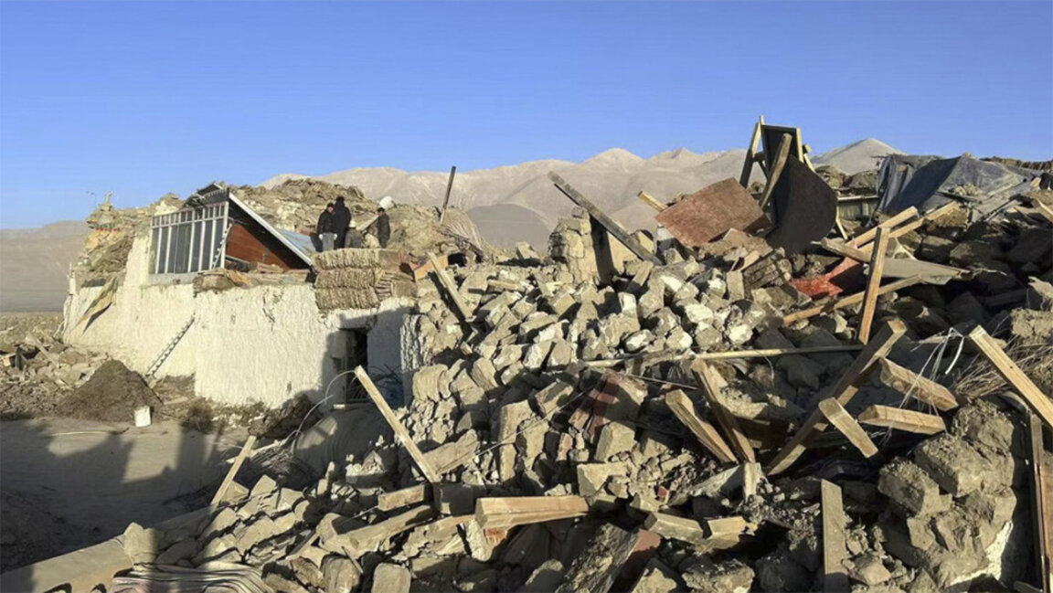 Devastarea din zona Shigatse după cutremurul din această dimineață.