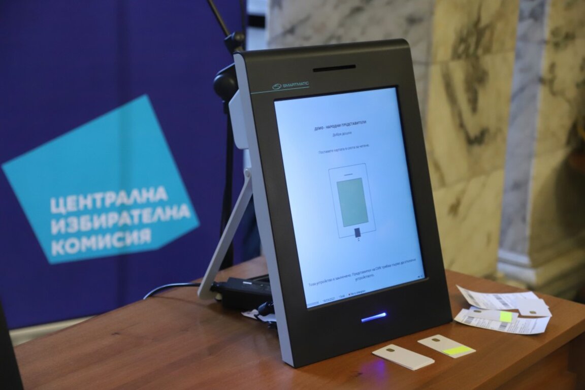Wahlmaschinen werden am Freitag in die Wahllokale gebracht