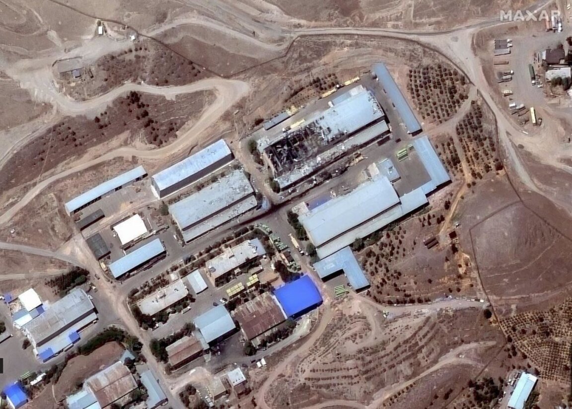 Сателитно изображение показва разрушена сграда на Военновъздушните сили на Иранския корпус на гвардейците на революцията (IRGC) след израелски въздушни удари в Техеран, Иран, на 14 юни 2025 г.