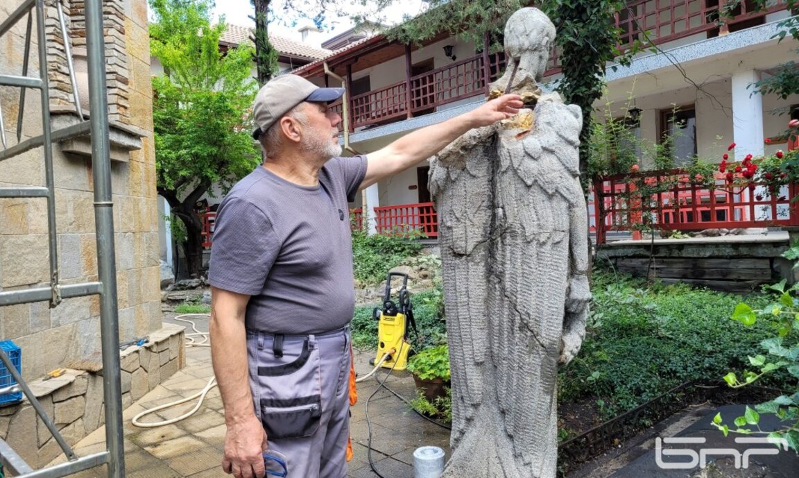 Реставрират надгробния паметник на първия свещеник в Кърджали