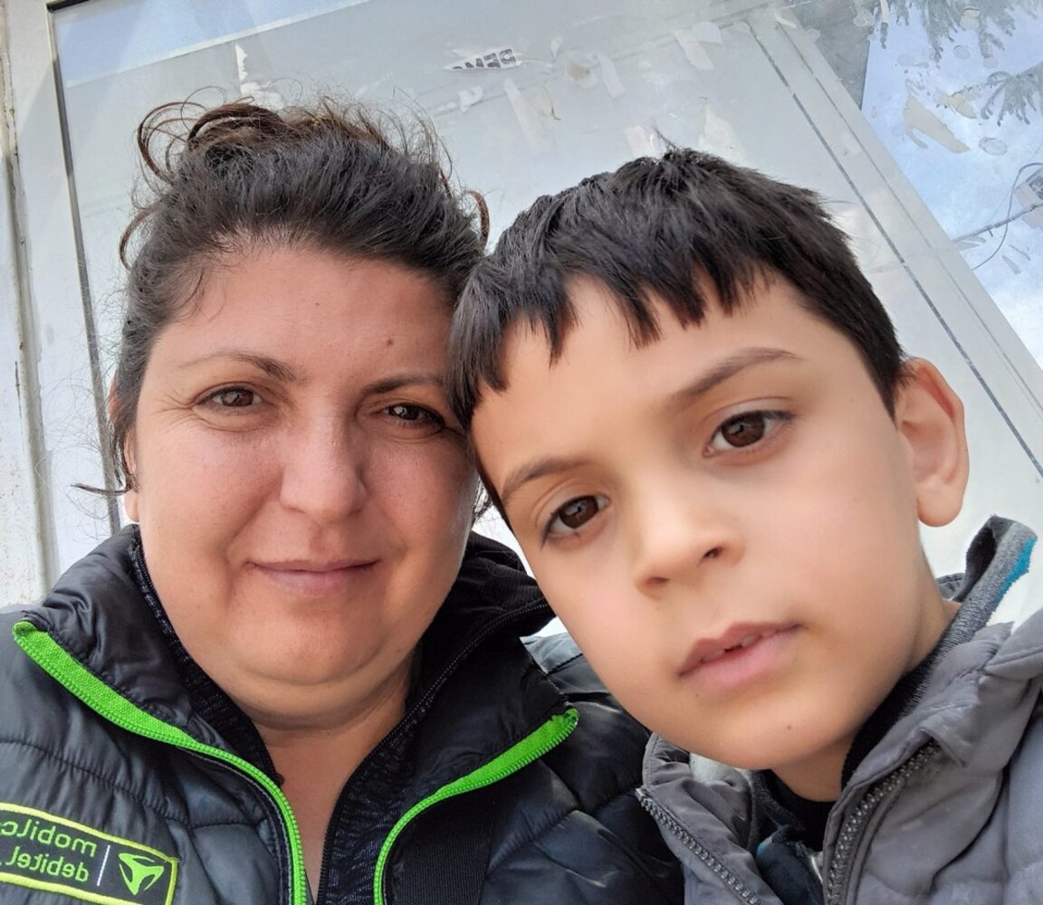 9-годишният Хакан има отклонения от аутистичния спектър и е много хиперактивен, постоянно се нуждае от грижи и терапии. Преди година му е направена терапия със стволови клетки, която му е подействала положително. В сърцето на майка му Емине той е най-прекрасното и малко различно момченце.