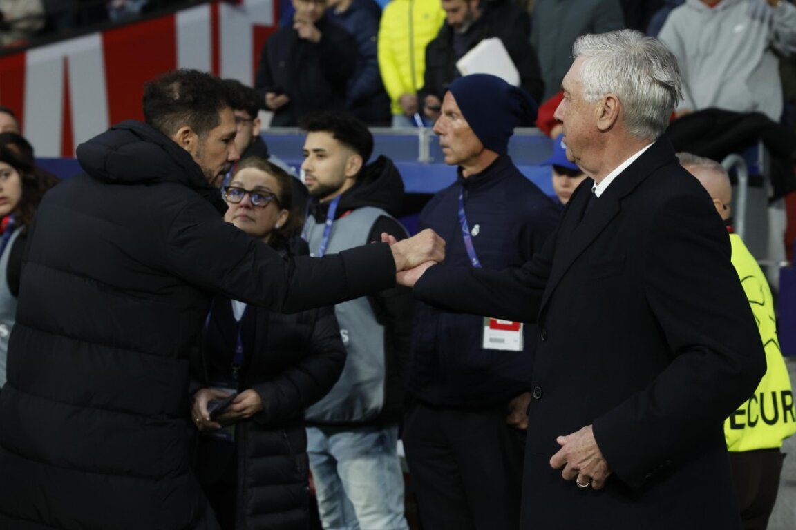 Анчелоти (вдясно) отново спечели евродвубоя срещу Симеоне.