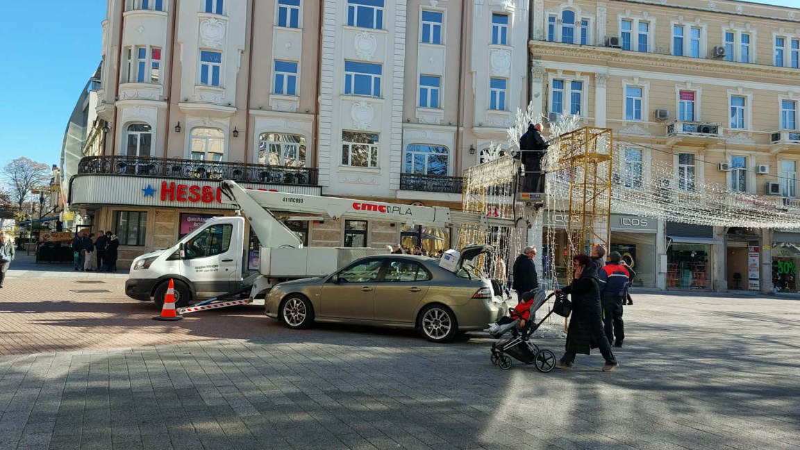 Камион на "Чистота" блъсна коледната арка в центъра на Пловдив