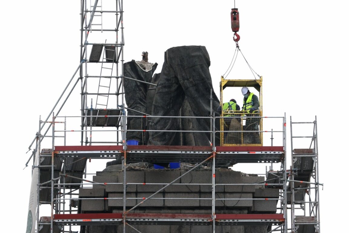 ВАС отмени спирането на демонтажа на Паметника на съветската армия