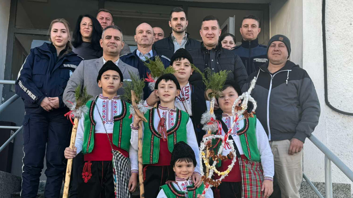 Малки коледари внесоха празничен дух в полицейското управление в Джебел