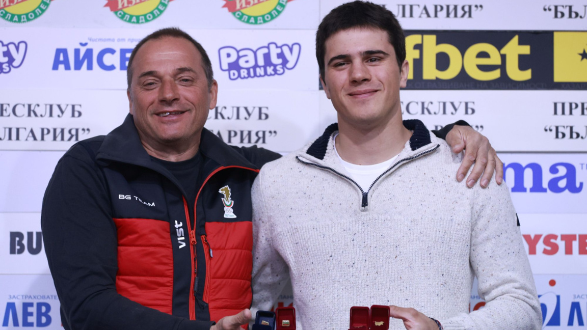 Анатолий и Тевел Замфирови с наградите за №1 при треньорите и спортистите у нас за януари и февруари.