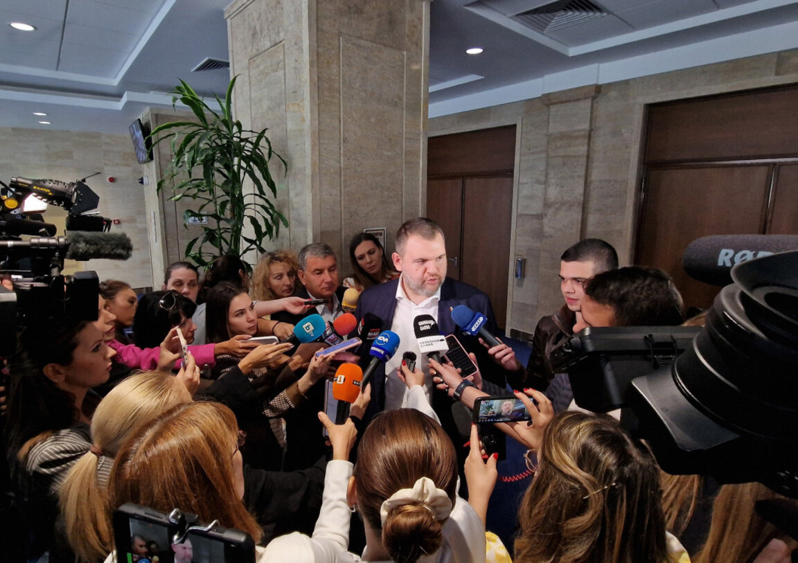 Делян Пеевски говори пред медиите в кулоарите на Народното събрание.