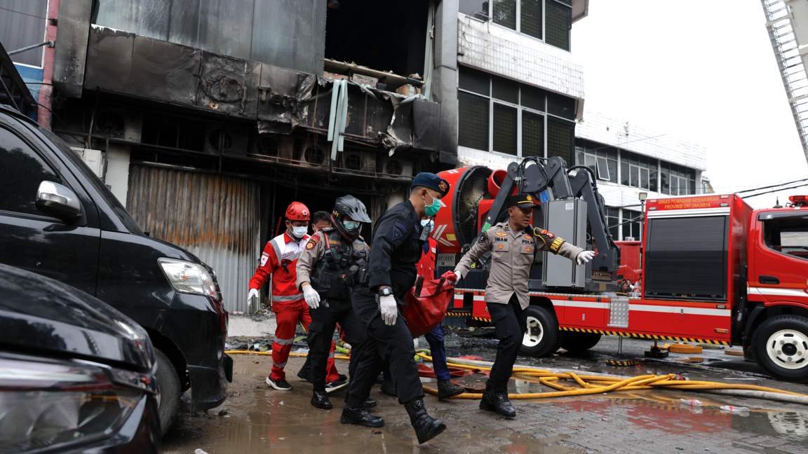 Най-малко 20 жертви на пожар в 7-етажна сграда в Джакарта