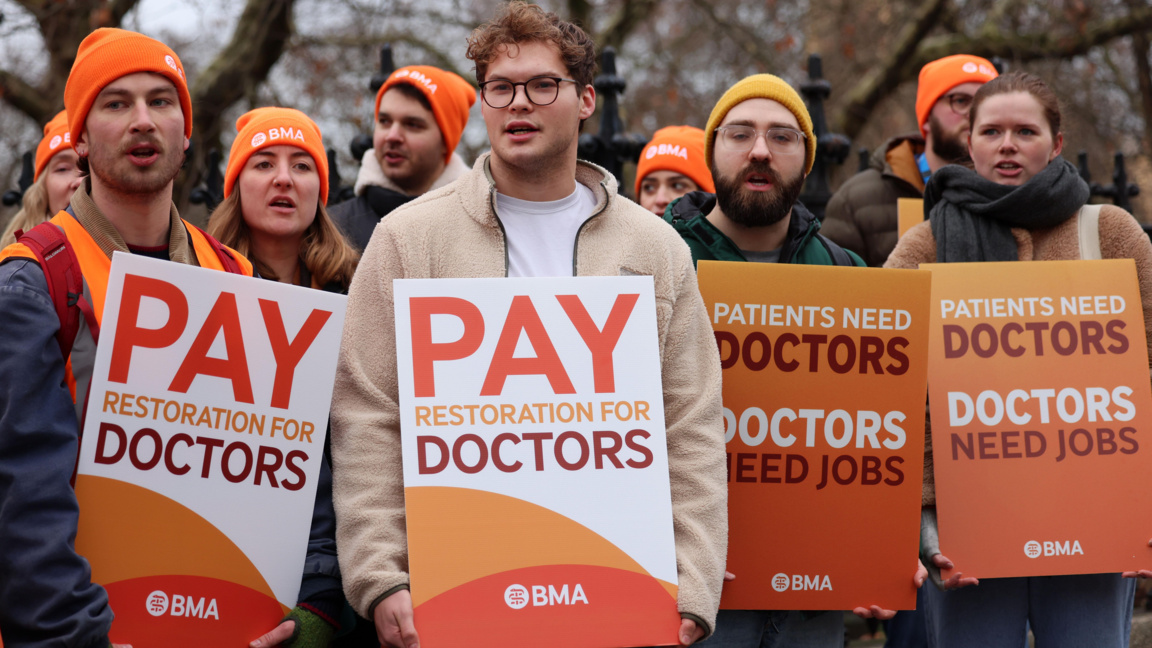 Протестиращи английски лекари