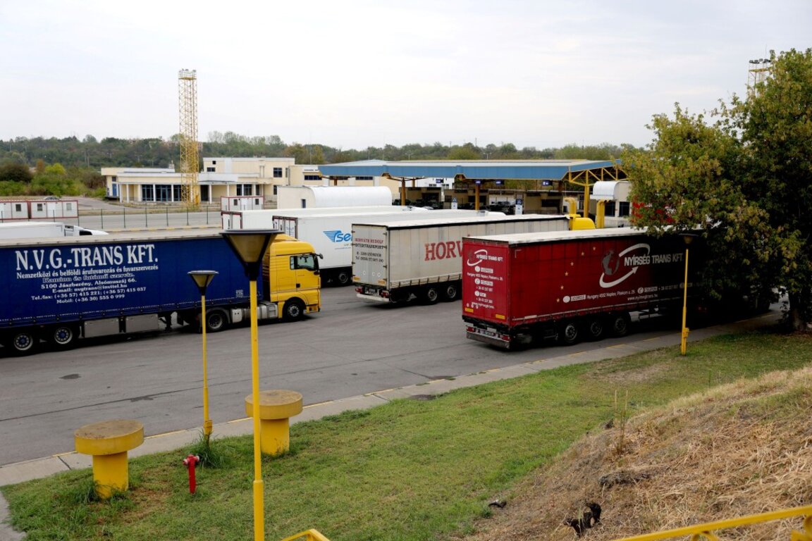 Government considers measures to tackle 'traffic jams' at Danube bridge to Romania