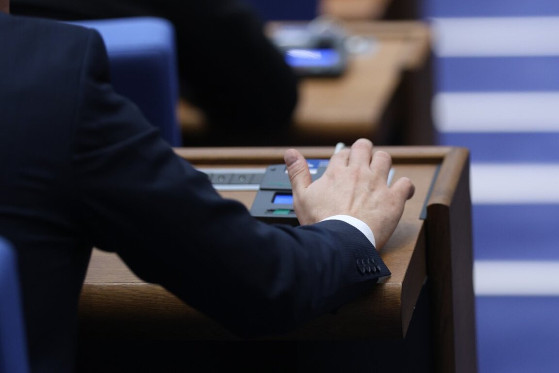 Парламентът прие на първо четене временния Закон за бюджета
