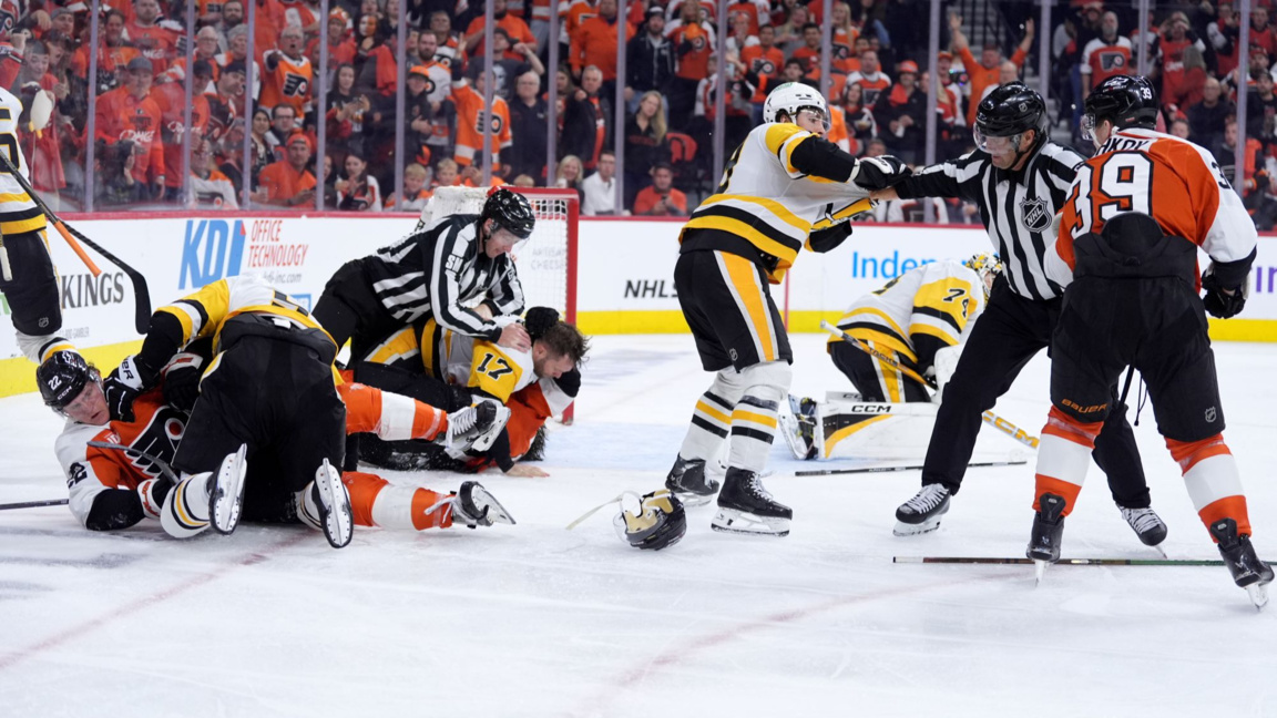 Хокеистите на Питсбърг (в жълто) и Филаделфия си спретнаха масов бой.