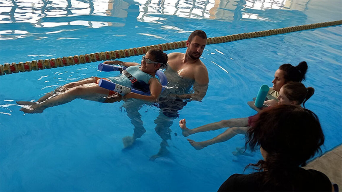 Водната терапия е подходяща и при физически, и при интелектуални затруднения