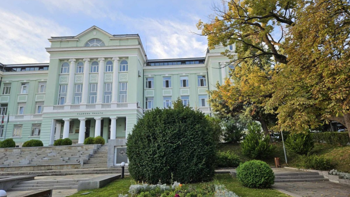 Осъдиха двама за изнудване със срамно видео