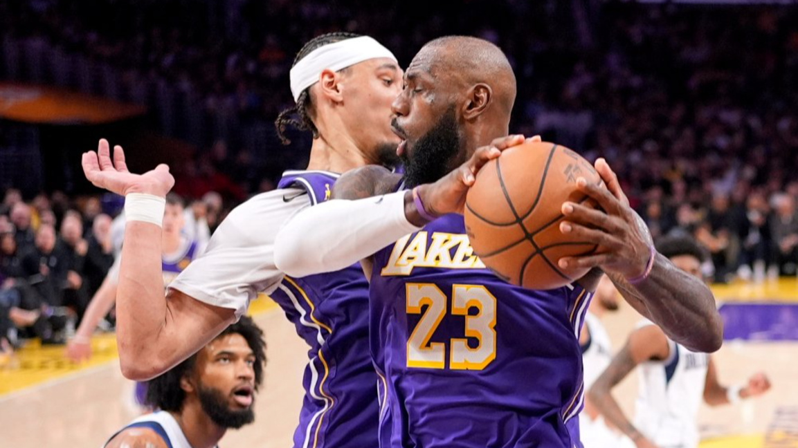 Леброн овладява една от десетте си борби за Лейкърс срещу Далас.