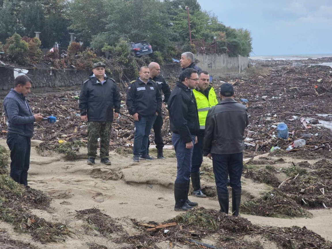 Екипи на ВМС се включиха в помощ на населението след наводненията в Бургаско