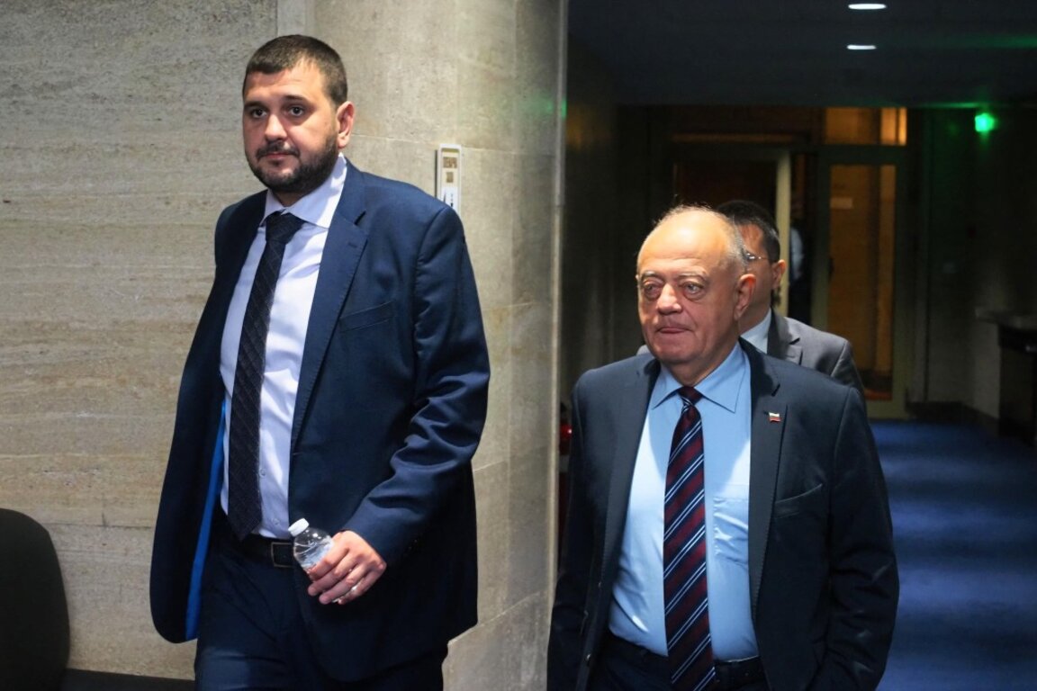 Йордан Иванов (вляво) и Атанас Атанасов от ДСБ в НС.