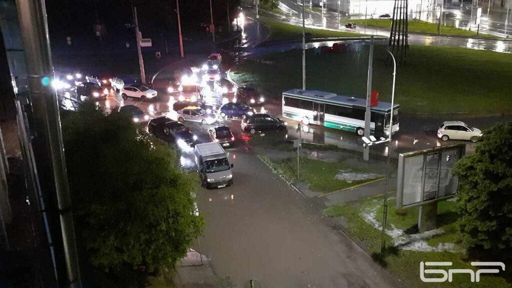 Силна градушка връхлетя Плевен (Галерия)