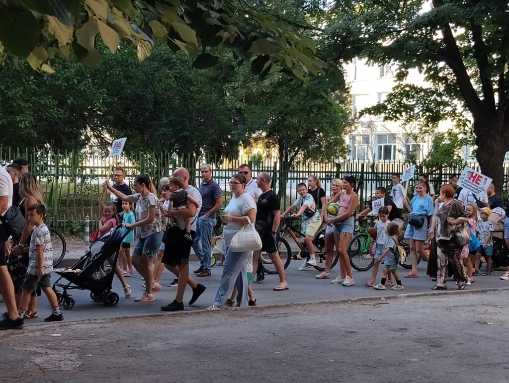 Протестиращи деца и родители поискаха отново свободен достъп до двора на Техническата гимназия